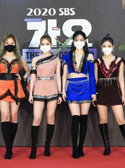 Nhóm nhạc nữ mới nhà SM ăn mặc ngày càng 'thảm họa'