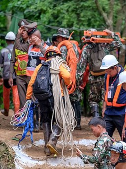 Các thợ lặn bắt đầu nhiệm vụ giải cứu các cầu thủ đội bóng Thái Lan