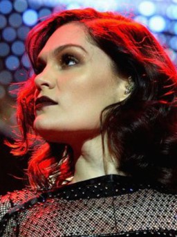 Thông báo chuyện riêng tư giữa đêm diễn, ca sĩ Jessie J khiến khán giả cảm động