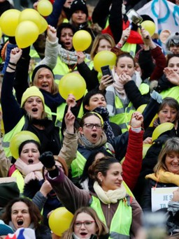 Phụ nữ ‘Áo phản quang vàng’ đối mặt cảnh sát Pháp ở quảng trường Bastille
