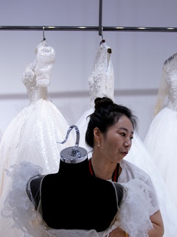 'Thủ phủ váy cưới' Trung Quốc ế ẩm khi nhiều đôi hoãn cưới xin vì Covid-19