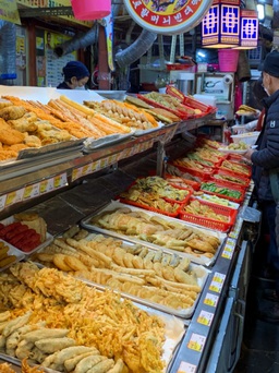 'Hẻm bánh kếp' nức tiếng Seoul vắng vẻ ngày Tết vì đại dịch