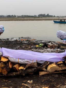 Ấn Độ xác nhận thi thể trên sông là nạn nhân Covid-19, mưa lớn làm lộ nhiều xác chôn vội