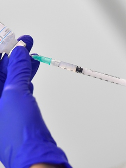Làm vỡ lọ vắc xin, y tá Đức tiêm nước muối sinh lý để che giấu