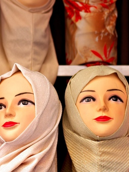 Xem cửa hàng tiếc rẻ cắt đầu ma-nơ-canh nữ sau lệnh của Taliban