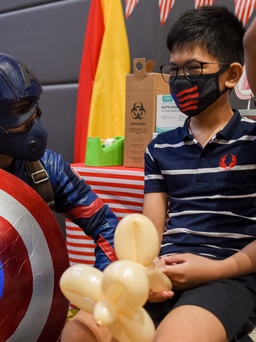 Các 'siêu anh hùng' đến động viên trẻ em tiêm vắc xin Covid-19 tại Philippines