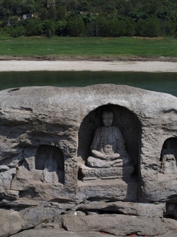 Sông Dương Tử cạn nước, lộ tượng Phật cổ trăm năm