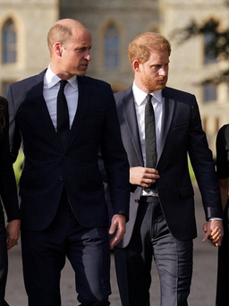 Hai đôi vợ chồng Hoàng tử Harry và William bất ngờ xuất hiện bên nhau