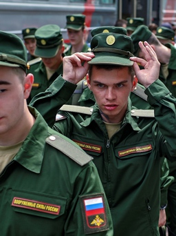 Tổng thống Putin cho sinh viên vùng Donbass xuất ngũ đi học lại