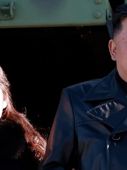 Ông Kim Jong-un có thông điệp gì khi cùng con gái đi xem phóng tên lửa uy lực?