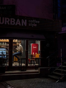 Chuyện quán cà phê ở Kyiv chật vật mở cửa giữa thời cắt điện