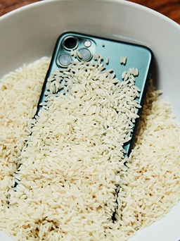 Có nên đặt điện thoại vào gạo để hút ẩm?