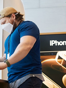 Apple bán iPhone 12 Pro tân trang giá 759 USD