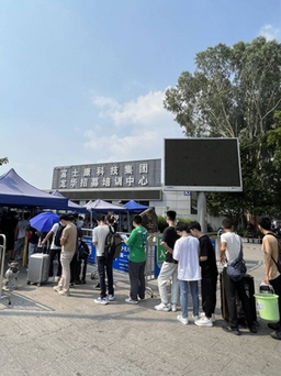 Người lao động Trung Quốc xếp hàng tham gia tuyển dụng tại Foxconn