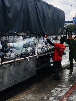 Công an Bình Dương thông tin vụ bắt 2 xe vi phạm khi chở chất thải