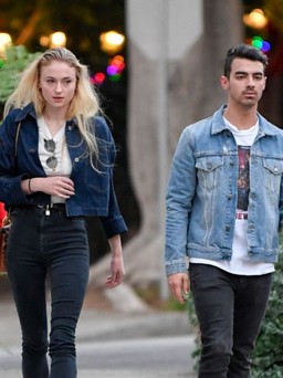 Joe Jonas chính thức hẹn hò Sophie Turner