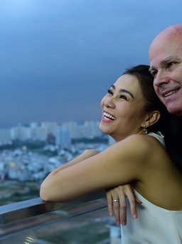 Thu Minh kỷ niệm một năm tràn trề hạnh phúc bằng nhạc Xuân