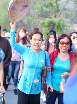 Việt Hương giản dị mặc áo bà ba đi lễ chùa đầu năm