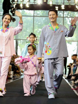 Ca sĩ Hoàng Bách đưa vợ và con gái lên sàn catwalk