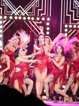 Đêm nhạc sôi động ở sân vận động của Đông Nhi