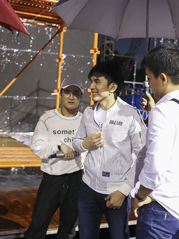 Ông mai của Việt Hương đội mưa đi tập chương trình