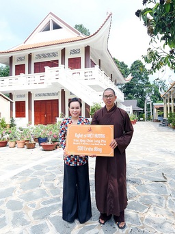 Việt Hương trao 500 suất ăn ở Bệnh viện Long Khánh