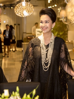 Diễm My sang trọng, quyến rũ với đầm ren mỏng