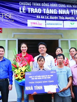 Phạm Hương trao tặng nhà tình thương tại quê nhà Hải Phòng.