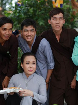 Việt Hương quyên góp xây chùa tại Bình Phước