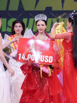 Ngọc Quỳnh nhận cú đúp tại Hoa hậu Doanh nhân Hoàn vũ 2017