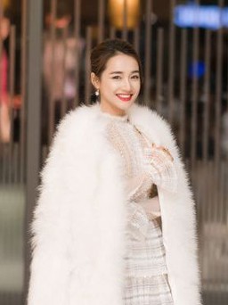 Nhã Phương diện áo lông trắng muốt giữa Hà Nội lạnh giá