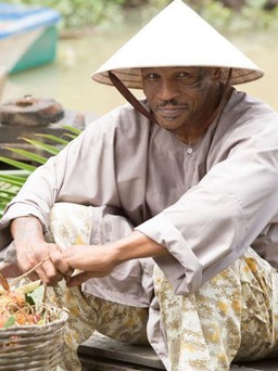 Mike Tyson đội nón lá, mặc áo bà ba bán trái cây ở chợ nước nổi