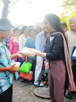 Danh hài Bảo Chung cùng Kiều Trâm nhiệt tình làm thiện nguyện