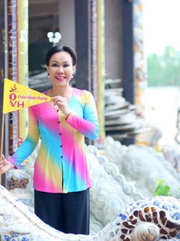 Việt Hương thăm 8 cảnh chùa cùng 350 phật tử