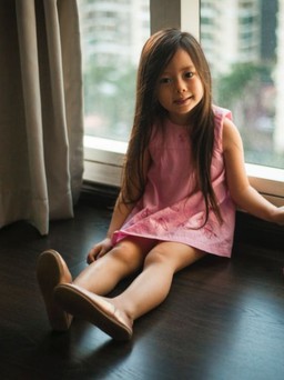 Con gái Đoan Trang diện váy cũ của mẹ cách đây gần 40 năm