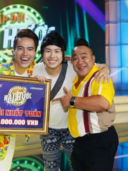 Akira Phan trổ tài ‘múa bụng’ khiến Việt Hương phấn khích