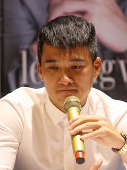 Tự truyện của Công Vinh bán hết veo khi vừa phát hành