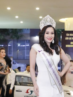 Nghệ sĩ đến chúc mừng tân Hoa hậu Vũ Thị Loan