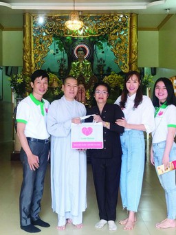 Cùng HH Kim Nguyễn trao gửi yêu thương đến 5 ngôi chùa ở TP.HCM