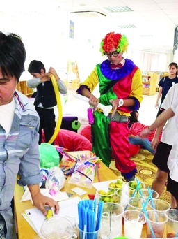 Hội quán nghệ thuật làm từ thiện dù nắng gắt hay mưa giông