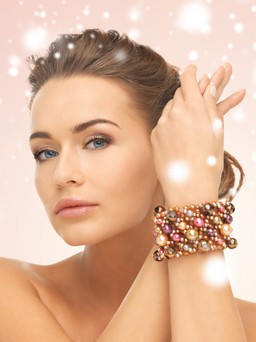 Nâng niu tay ngọc tay ngà