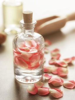 Những ứng dụng tuyệt vời của tinh chất nước hoa hồng