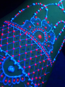 Độc đáo với trào lưu vẽ henna dạ quang