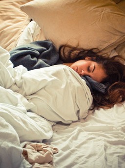 6 mẹo giữ làn da trẻ trung không nếp nhăn khi ngủ