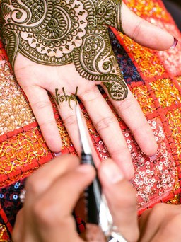 Nghệ sĩ vẽ henna cho cô dâu