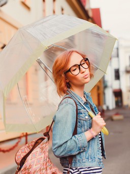 Mặc gì khi đi du lịch vào mùa mưa