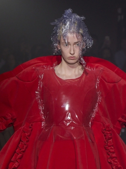 Chất nổi loạn trong BST Xuân Hè của Comme des Garçons