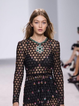 Vẻ đẹp hoàng gia Pháp trở lại trong BST Giambattista Valli