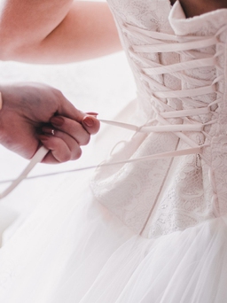 5 lỗi lớn các cô dâu thường mắc phải khi mua váy cưới