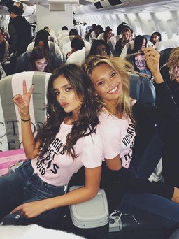 Dàn siêu mẫu Victoria’s Secret sang Paris bằng phi cơ riêng